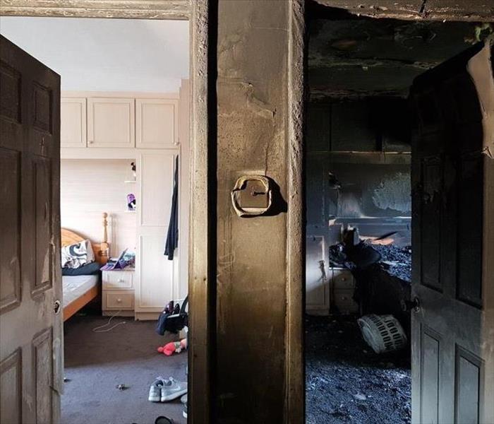 2 rooms, 1 with door open and 1 with door closed during a fire